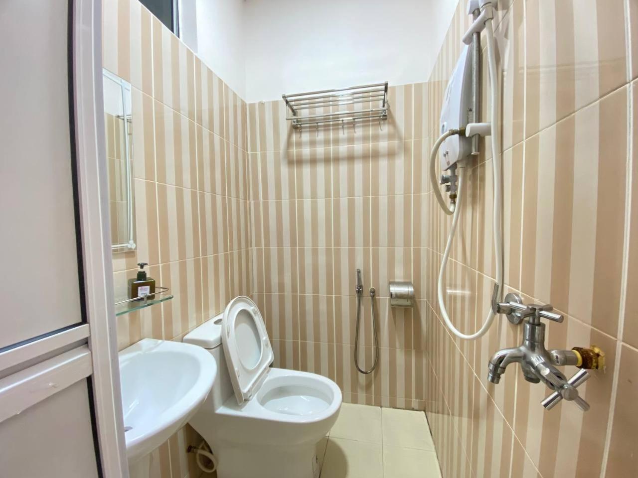 Besut Guesthouse Kampung Kuala Besut Ngoại thất bức ảnh